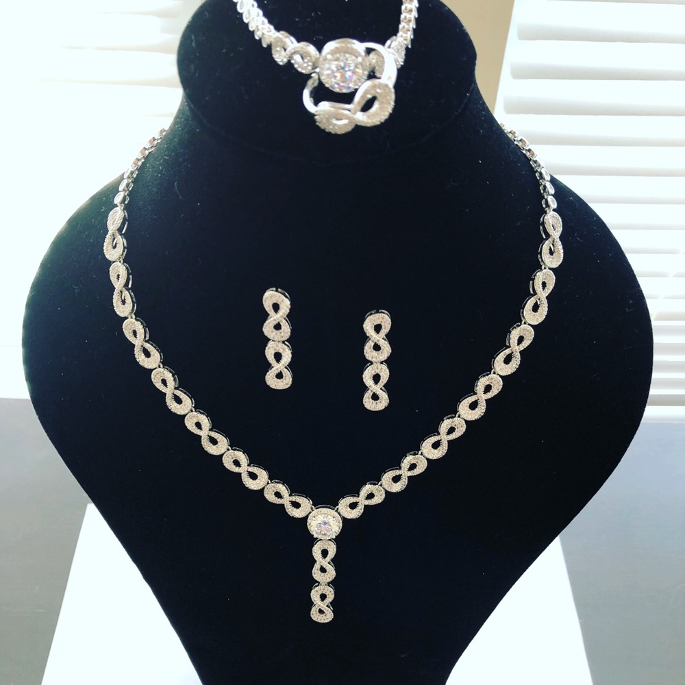 Bridal jewelry set. Necklace, earring and bracelet